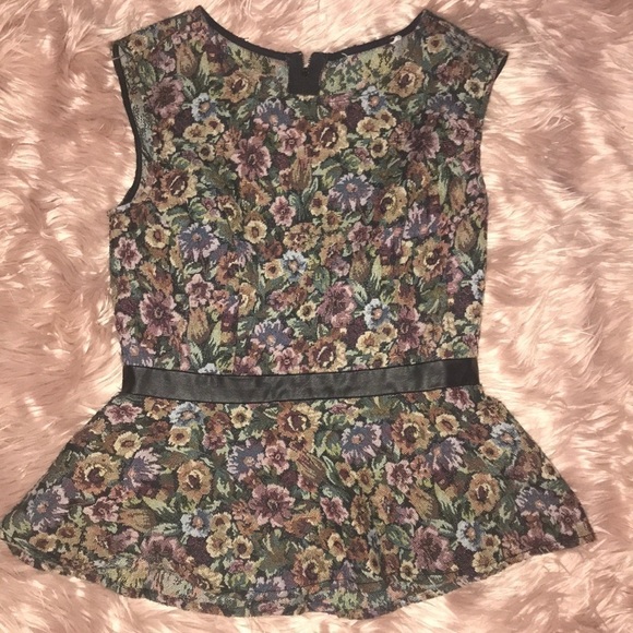 Beautiful flowered peplum top with leather… - Picture 2 of 3